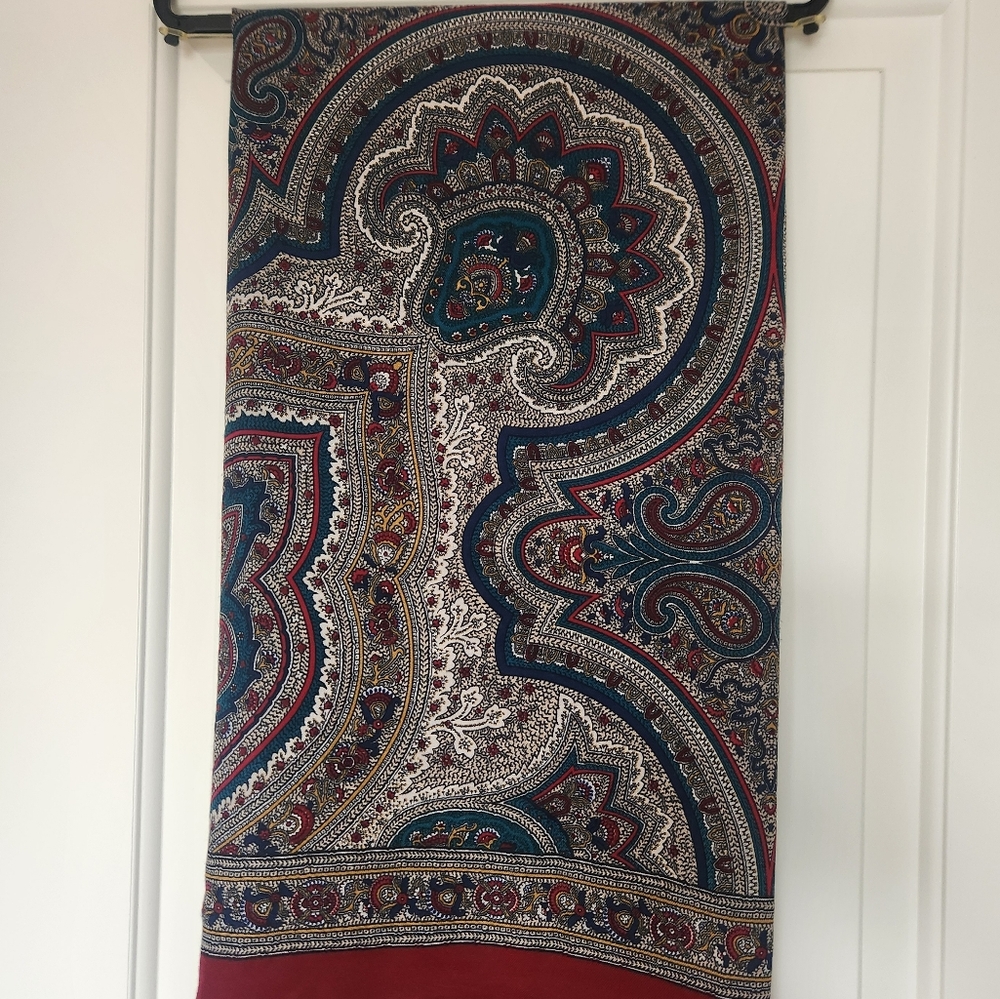 Elegant Paisley Scarf in Red and Blue